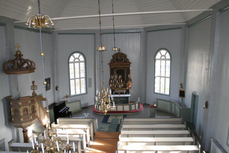 Altartavlan i Replot kyrka uppifrån läktaren sedd