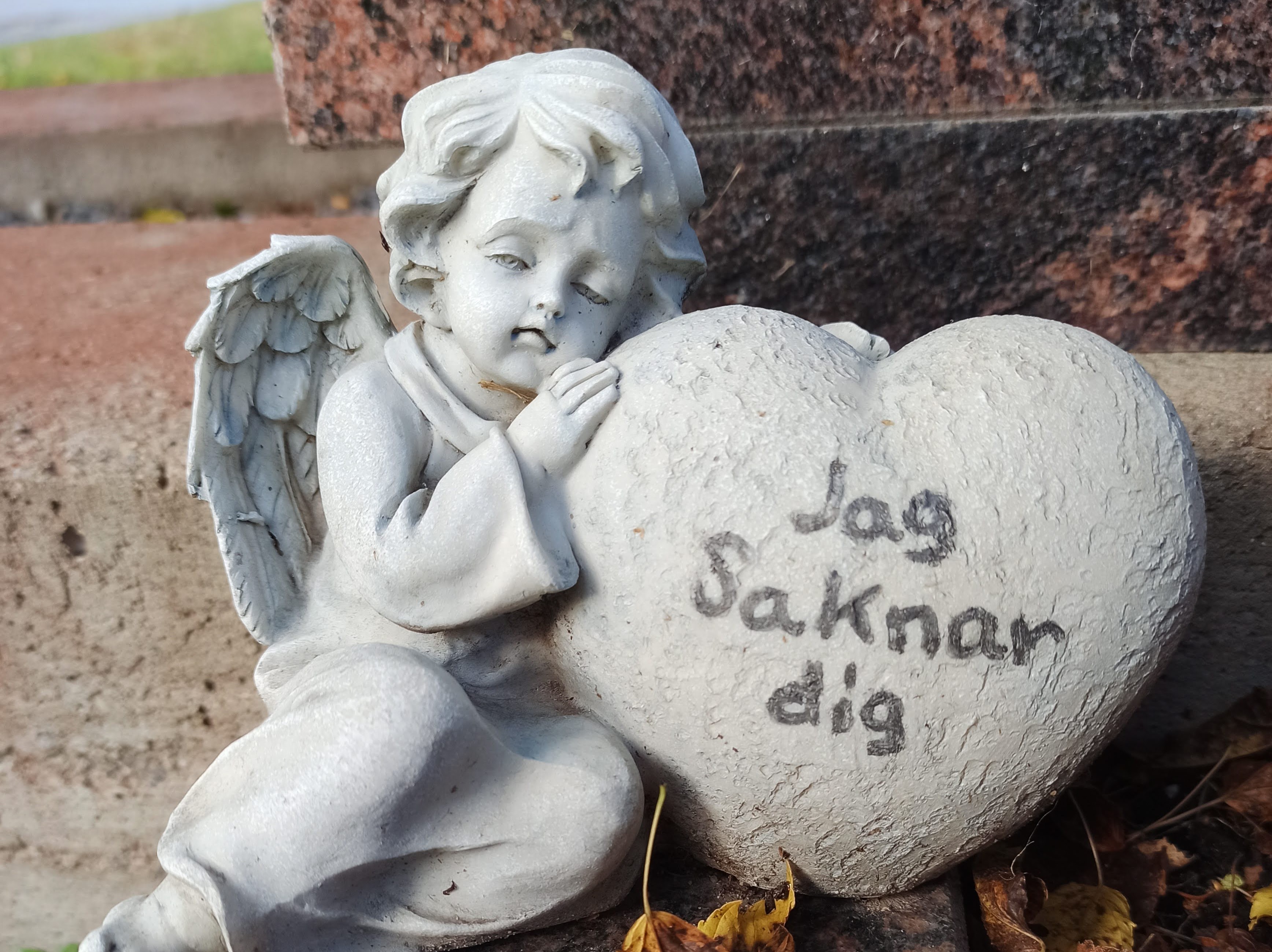 Kvinnobrunch Ängel vid gravsten
