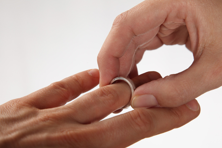 Vigselring sätts på finger