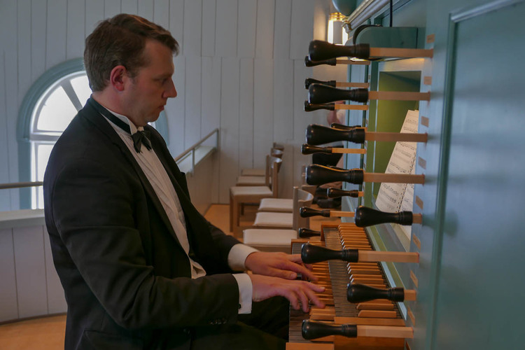 kantorn spelar orgel
