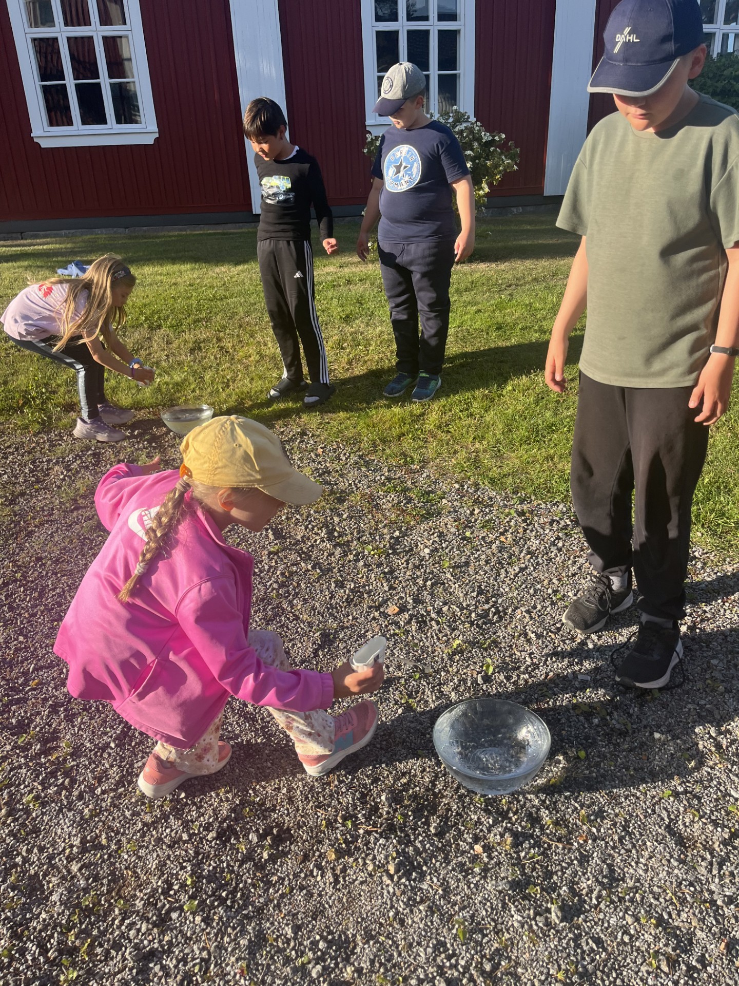 Barnen i Björköby tävlat i grenen vattenstafett i årets femkamp.