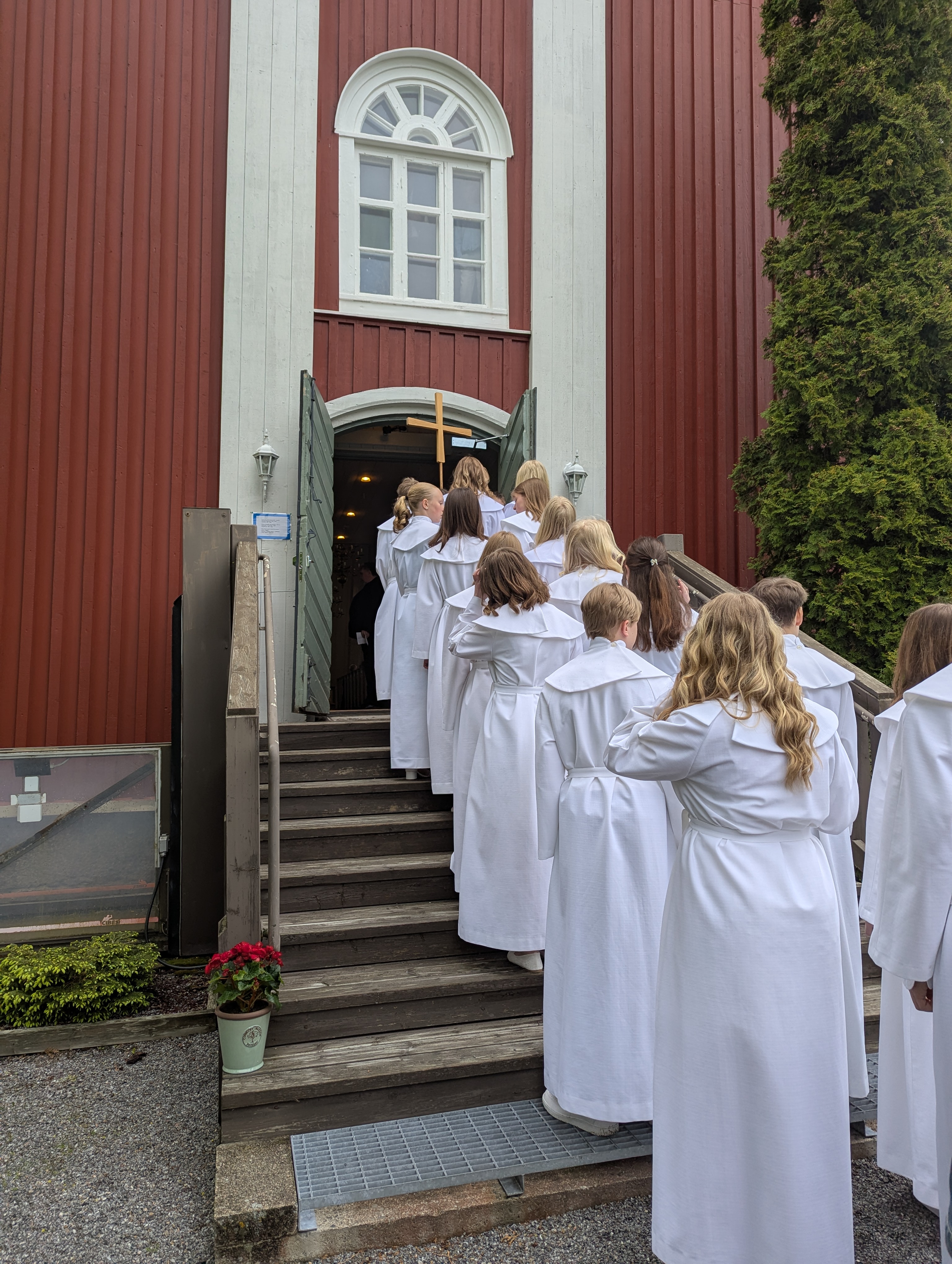 Konfirmander påväg in i kyrkan